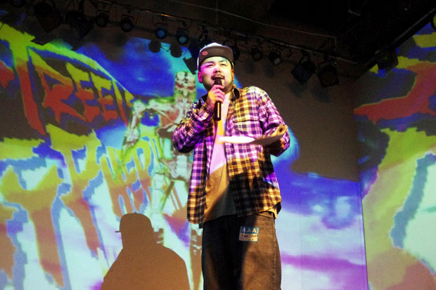 司会を務める八文字さん