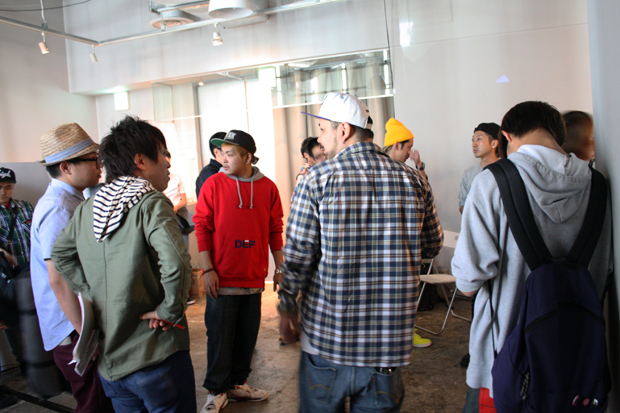 本番前の打ち合わせをする様子