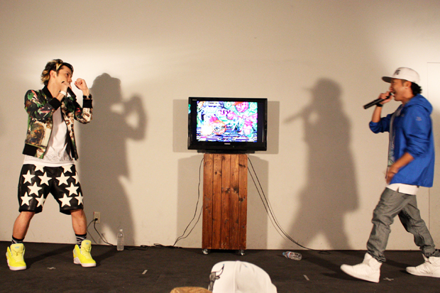 実際のステージ上での様子／左：SKY-HIさん　右：KLOOZさん