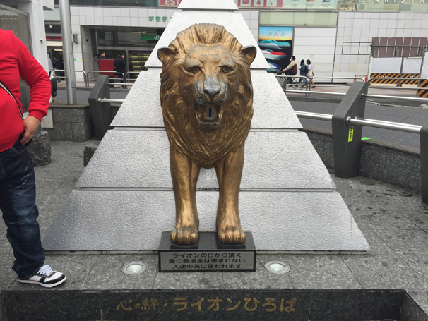 新宿にあるライオンの像