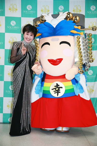 小林幸子さんと小林さんをモチーフにしたゆるキャラ「こばやっしー」