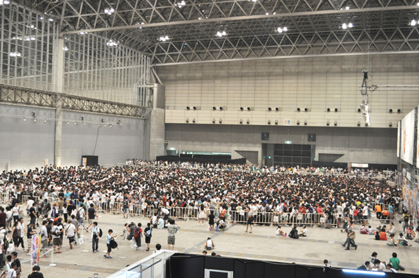 入場待機専用の展示ホール4の様子／シリアルコードは配布するというアナウンスがあったことなどから、入場規制後も待機列が途絶えることはなく、途中から追加で5と6ホールも待機場所として使用された