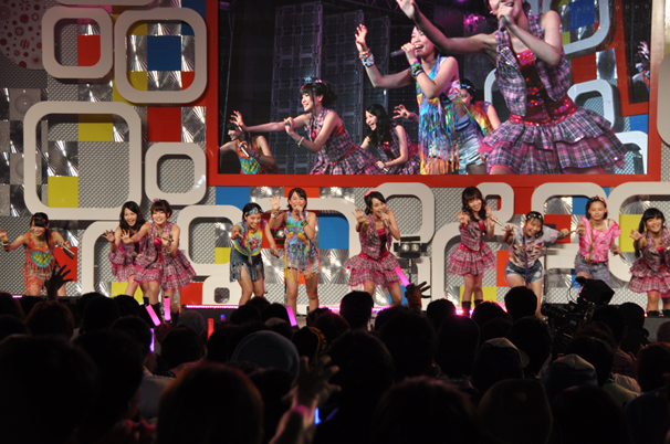 ベイビーレイズのヒット曲「暦の上ではディセンバー」を披露