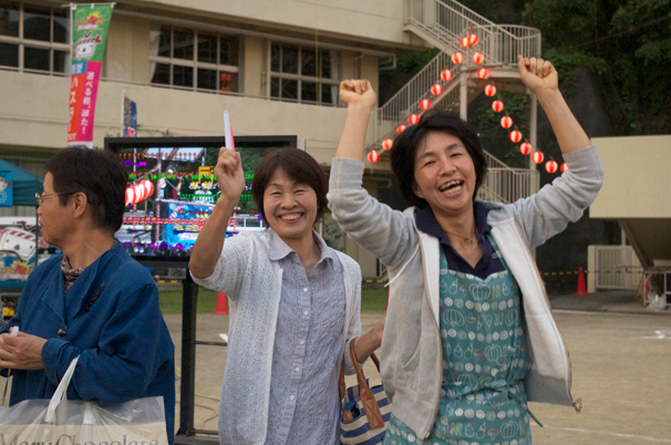 町ボカニコタイムで踊る檜原村住民の方たち