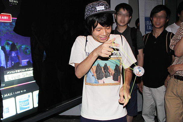 PARKGOLFさんのビートに乗りながらハイパーヨーヨーを披露する少年