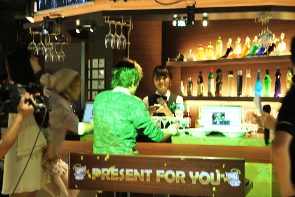 コメントは後ろから投影されるようになっていて、視聴者から差し入れが届くと「PRESENT FOR YOU」という演出が