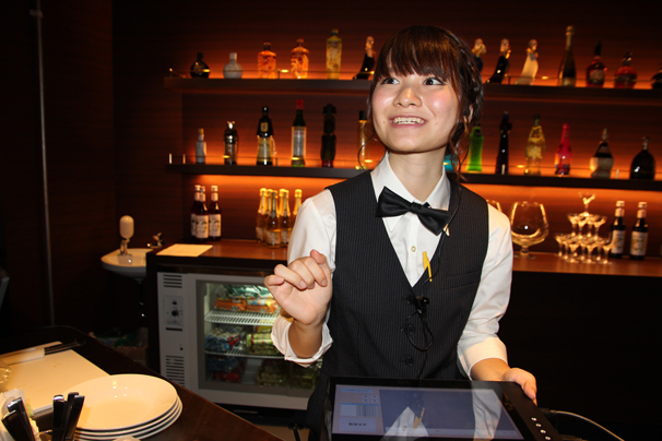 視聴者からの差し入れをポイントで受け取ると、お姉さんは下のモニターでわかるようになっているようです