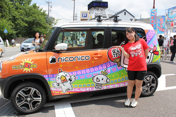 中継MCの千野ちゃんさんと新ニコニコカー