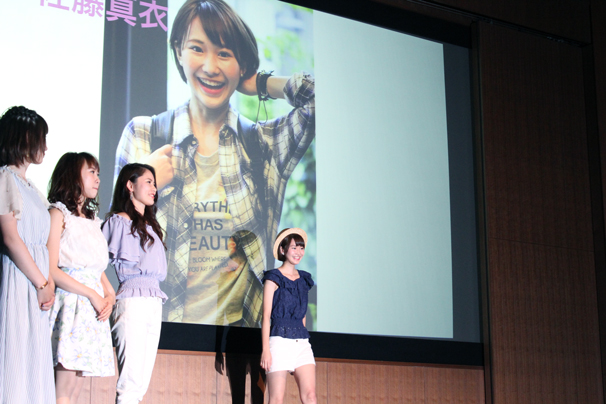 笑顔でランウェイに登場する佐藤麻衣さん（19）