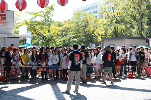 並んでいる様子／早い人で朝4時から並んでいる方がいたそうです
