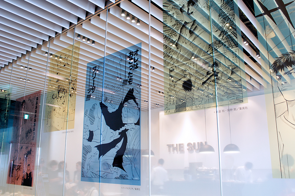 カフェのガラスにも名シーンが並ぶ