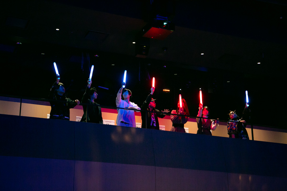 審査員は二階席からジャッジ