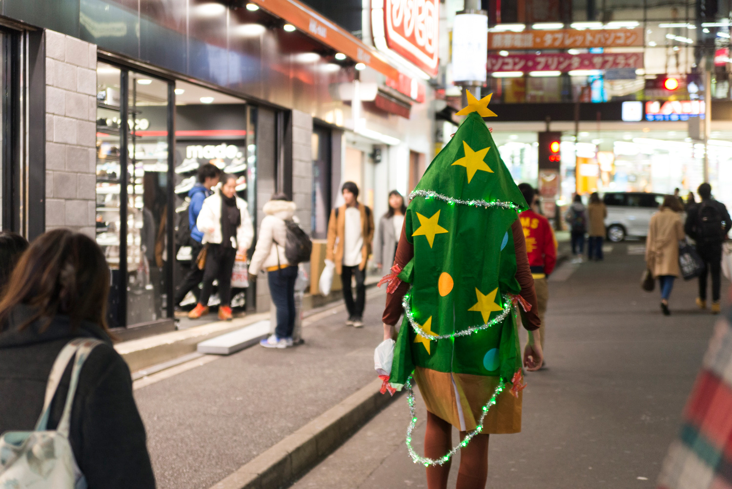 ツリーの着ぐるみも寂しそう……