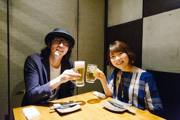 （左）ヒゲドライバーさん（右）小澤亜李さん　2017年の対談の様子　撮影：山口雄太郎