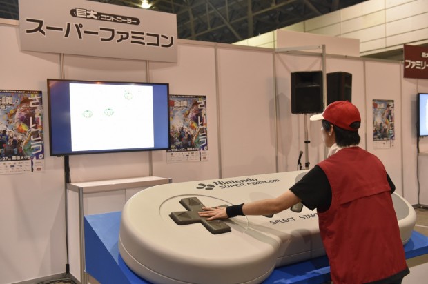 闘会議_レトロゲームを楽しむ来場者