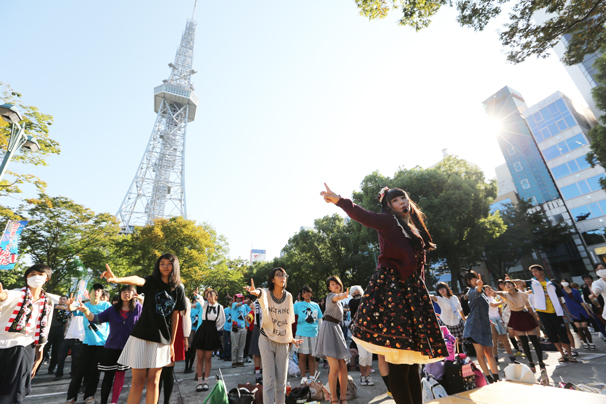 中央で踊っているのが足太ぺんたさん