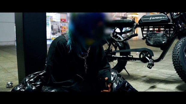 歌舞伎町卍會・総会長のハウルさん／画像はKAI-YOU Videosの動画「ルポ：トー横　枝分かれした”界隈” 歌舞伎町卍會と少女たち」より