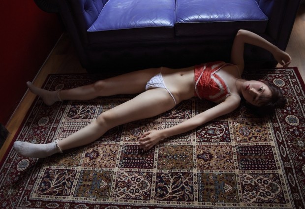 須崎祐次『気だるげな少女』_4