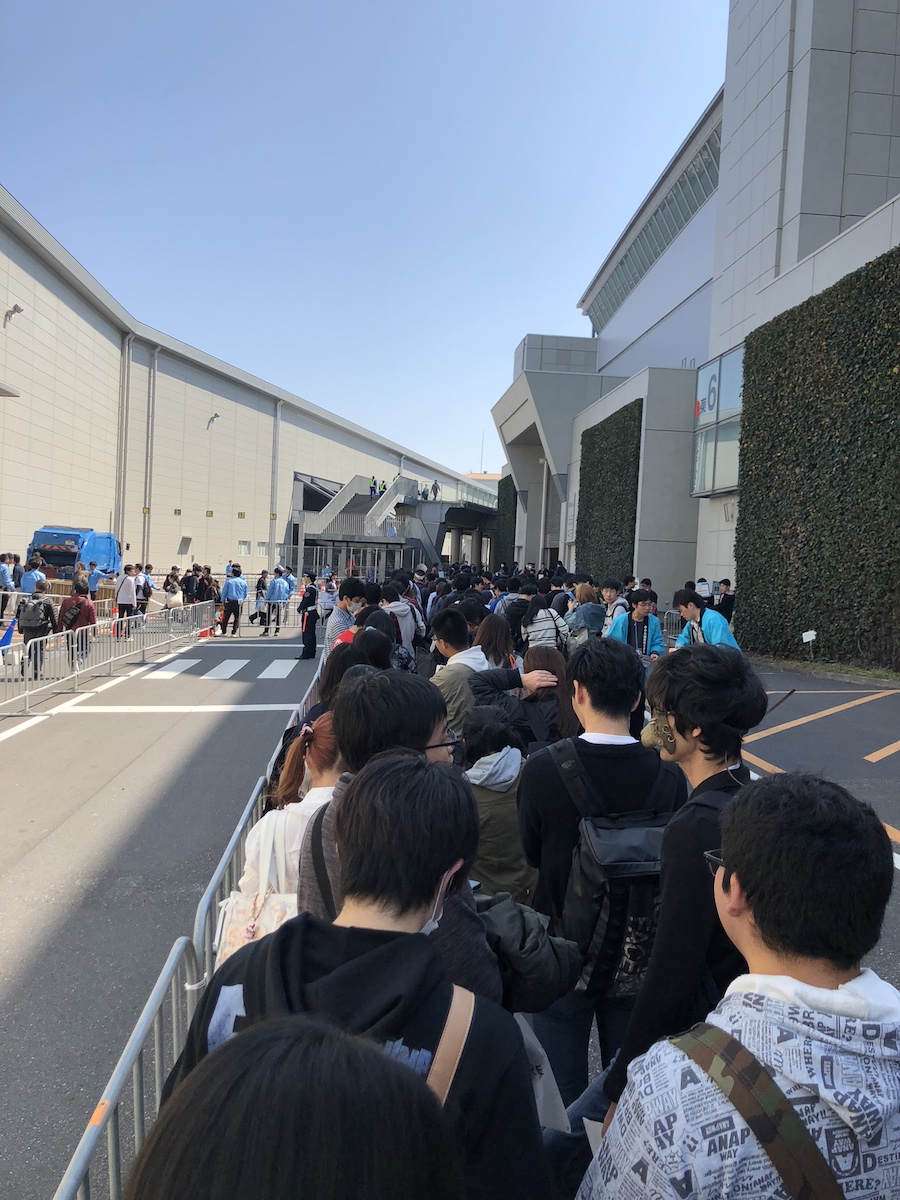 並ぶ、並ぶ、売り切れのアナウンスが聞こえる