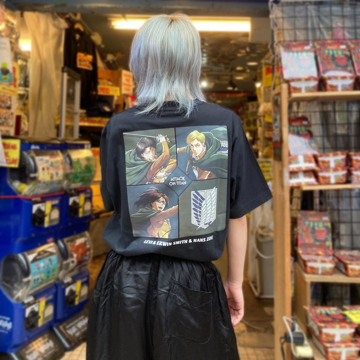 リヴァイ、ハンジ、エルヴィンTシャツのブラック（バック）