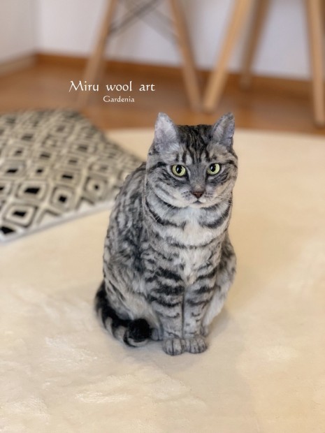 羊毛フェルトで作られた猫