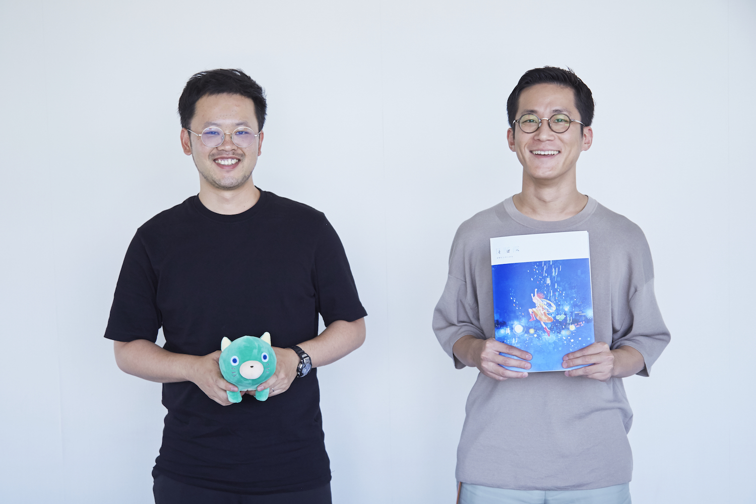 グッズをもって立つ和氣さん、武井さん