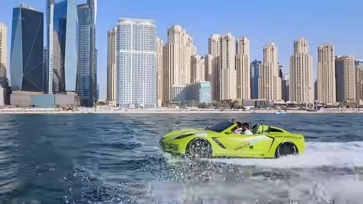 ドバイの高層ビルを背景に水上を滑るジェットカー