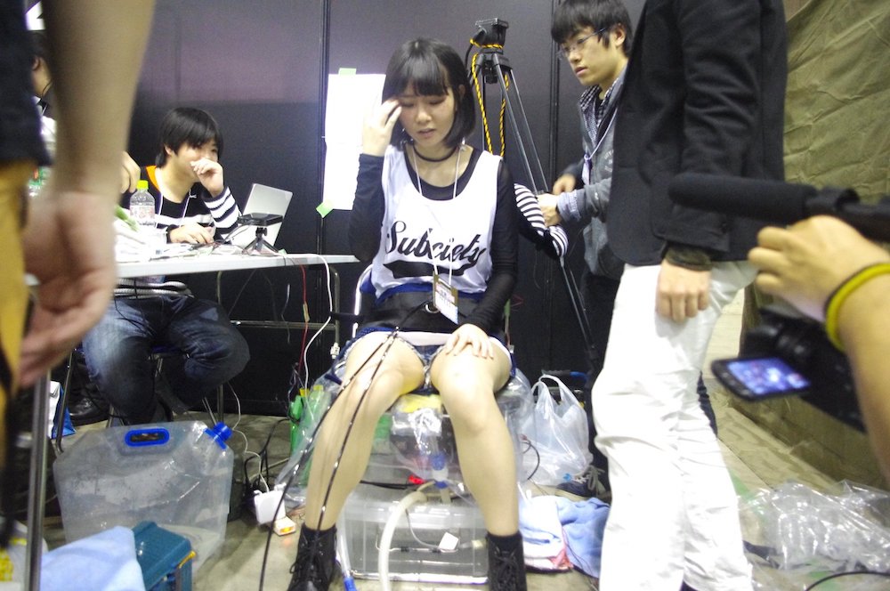 『ニコニコ超会議2016』超VRアトラクションズエリアでの「失禁体験会」7