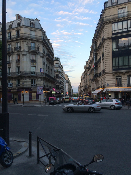 凱旋門に向かう