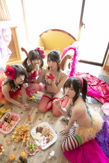 ⑤くるす蘭、花咲れあ、月野もも、夏目まどか：(c)西條彰仁／週刊プレイボーイ