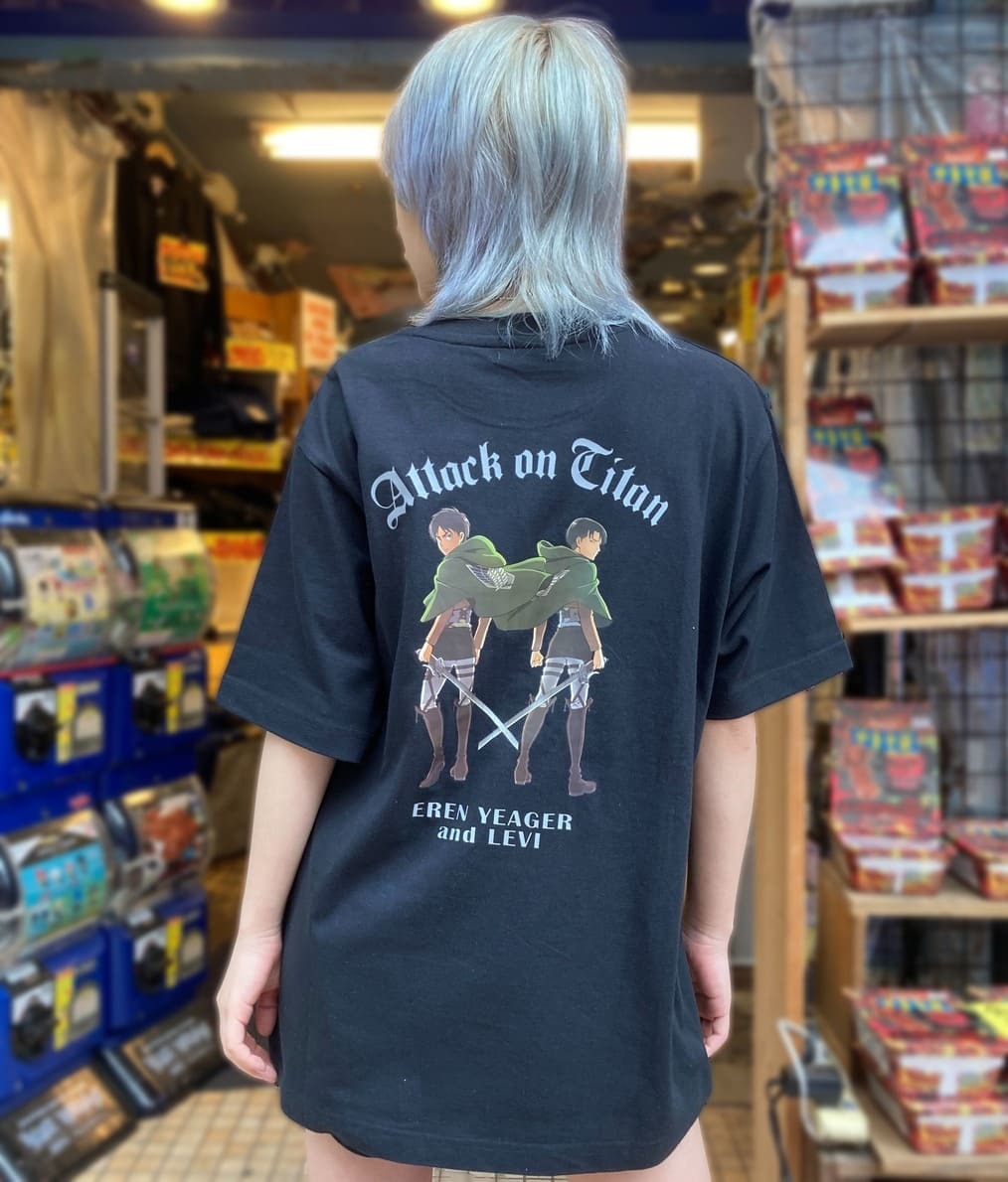 エレン、リヴァイTシャツのブラック（バック）