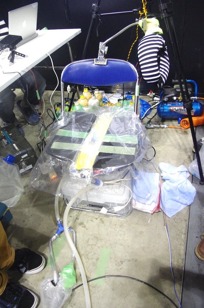 『ニコニコ超会議2016』超VRアトラクションズエリアでの「失禁体験会」11