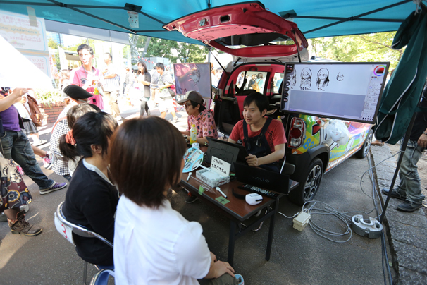 お客さんの似顔絵をペンタブで描いて、ラストに集合似顔絵として公開！／左：せらみかるさん　右：5月病マリオさん