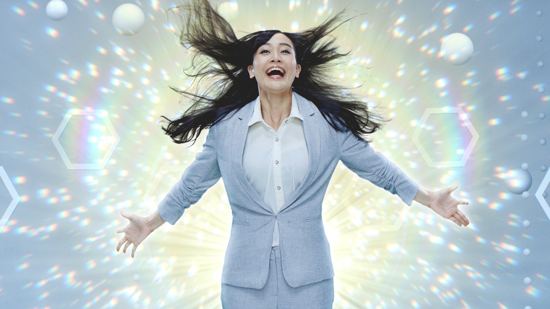 「かぜぐすリリック」両手を広げて「治った！」をアピール