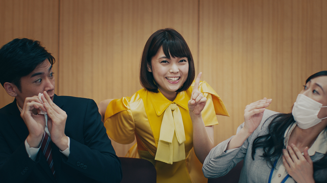 「かぜぐすリリック」一体どこから来たのか、突然横から笑顔のタレントがカメラ目線で登場