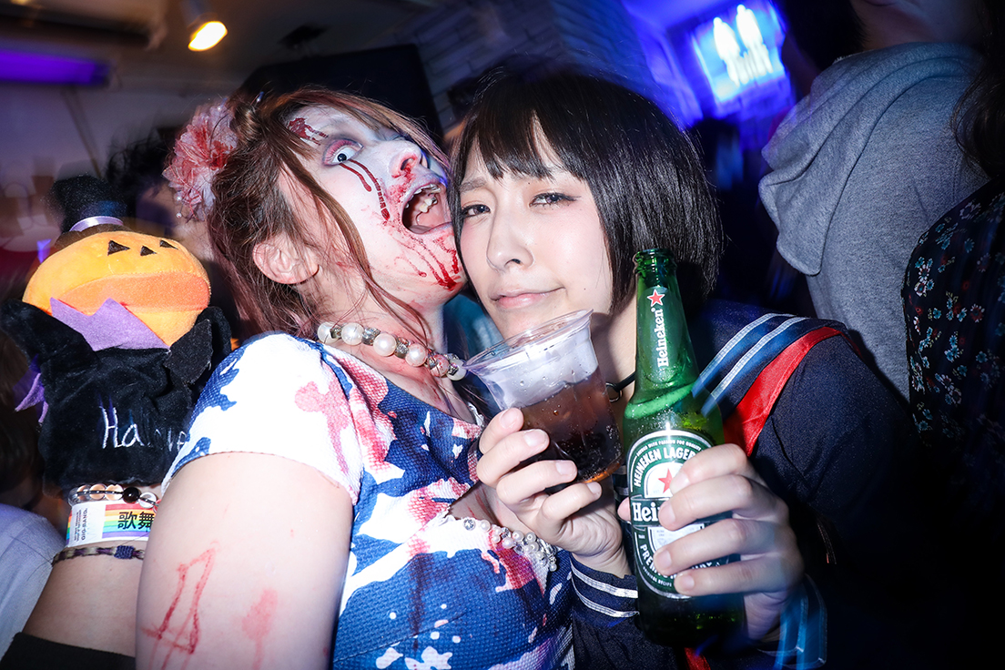 「歌舞伎町ハロウィン」のカオスなステージ　写真提供：トシムラ