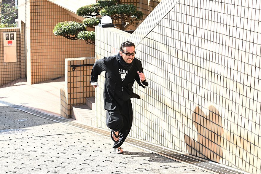 「全力坂」放送3000回記念　ナレーション担当の俳優 吹越満が全力疾走