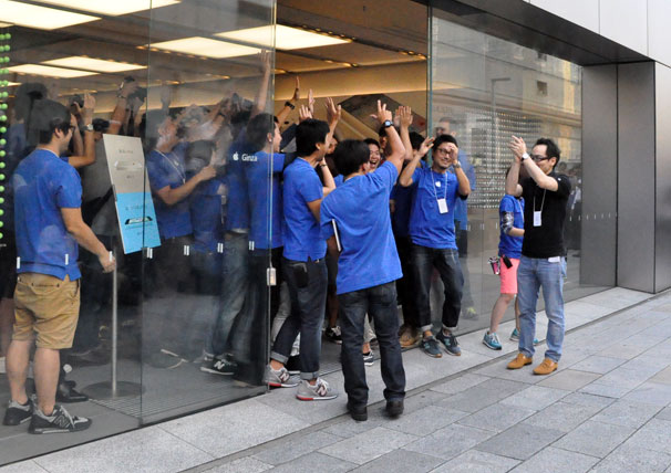 オープン間際_アップルスタッフの様子