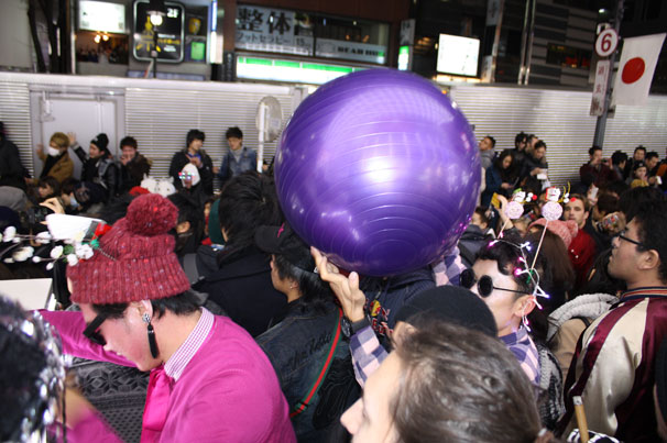 なぜ渋谷に人は集まるのか？　空前絶後の年越しパーティーを激写