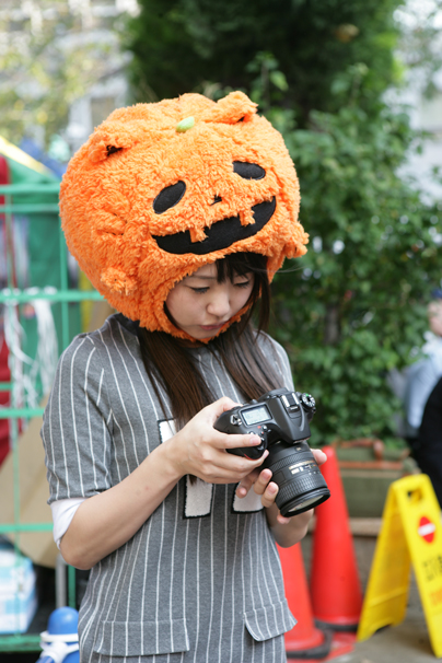 撮影した写真を確認するつぼみさん