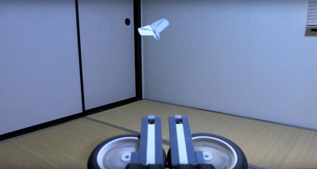 紙飛行機自動折り機
