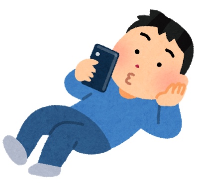 【いらすとや】寝転がりながら携帯電話を使う人のイラスト(男性)