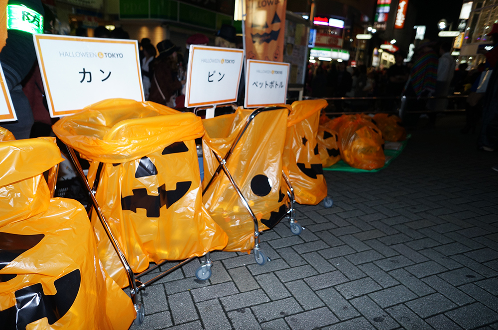 ハロウィン用に設置されたゴミ箱