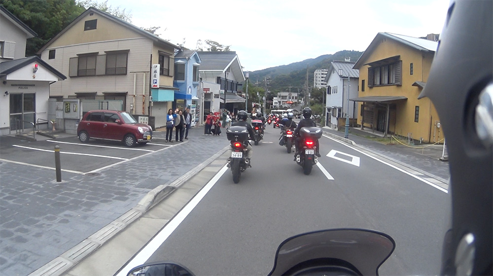 通行人に手を振られたらライダーも振り返します