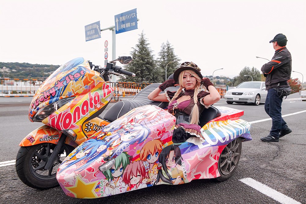 集合時間ギリギリになって現れたのはフルラッピングで特段目立つ、らき☆すた仕様サイドカー……！
