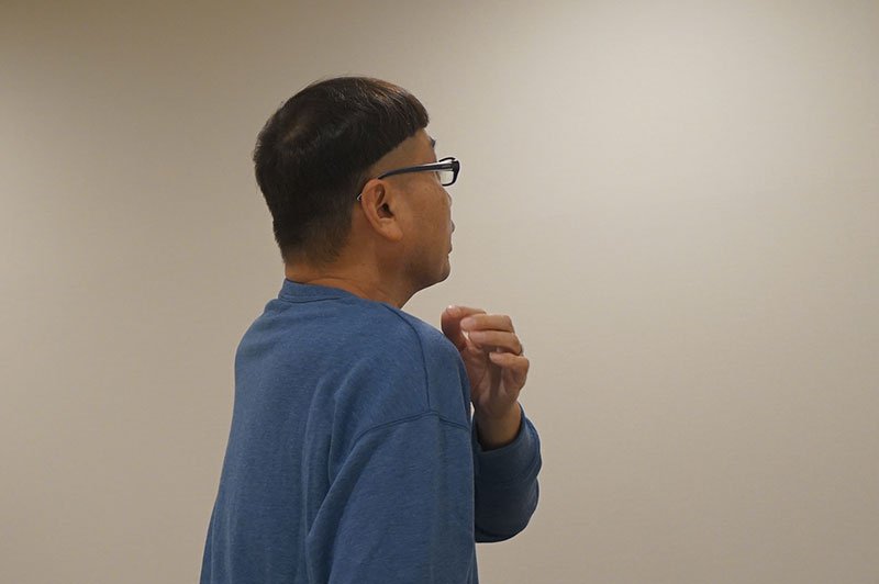 カメラは後ろから撮るんで、僕の肩がその部分にかかってちょうどギリギリで見えないように…