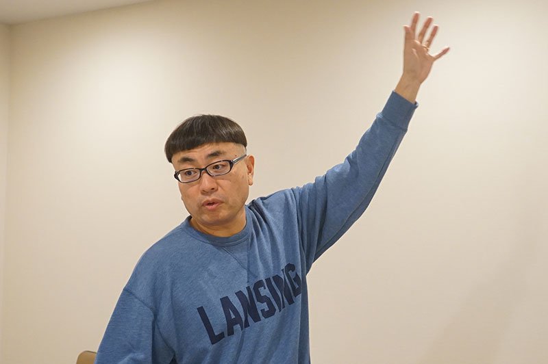 出演者の瞳ちゃんが高い所から調味料を取ろうとするじゃないですか