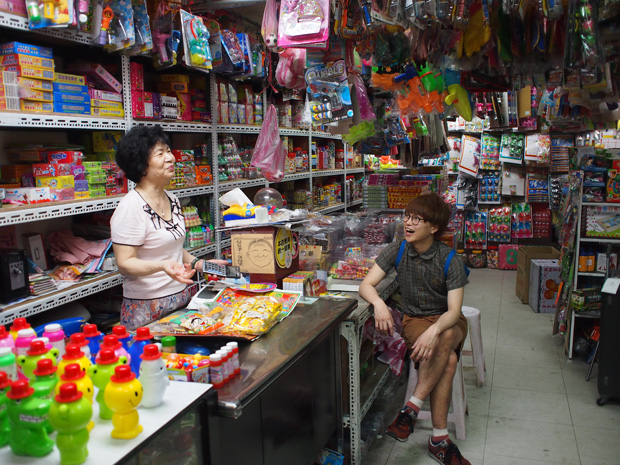 日本人にも懐かしい台湾の駄菓子屋にて
