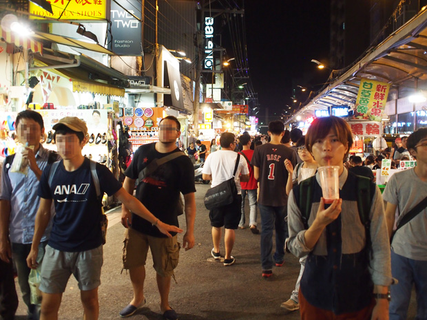 台中最大の夜市「逢甲夜市」にて