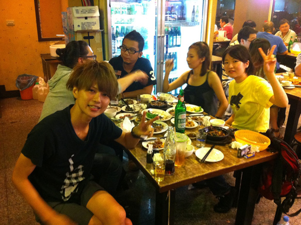 台湾式居酒屋では、お好きなお酒は自分で冷蔵庫から取り出すというセルフサービス